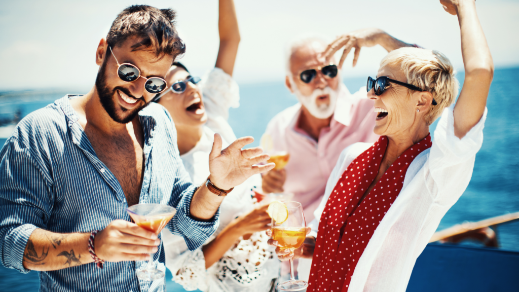 Gente festeja en un yate en una fiesta de gala